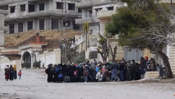 Người dân Madaya thấp thỏm chờ đợi đoàn xe viện trợ mang theo thực phẩm và thuốc men. Ảnh:AP