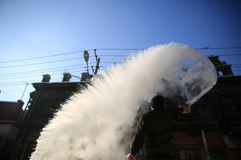 Nước sôi vừa hắt ra đã hóa băng trong cái rét kỷ lục ở Trung Quốc ảnh 4