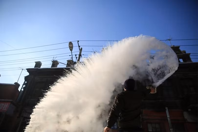 Nước sôi vừa hắt ra đã hóa băng trong cái rét kỷ lục ở Trung Quốc ảnh 4