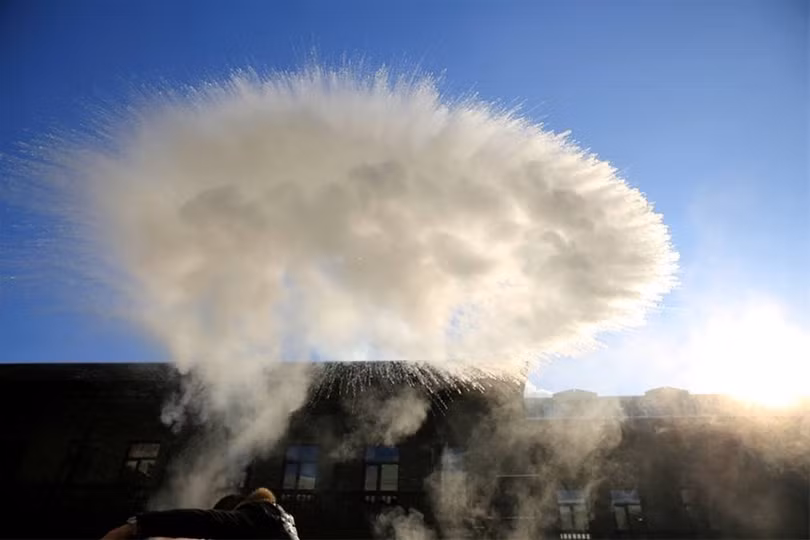 Nước sôi vừa hắt ra đã hóa băng trong cái rét kỷ lục ở Trung Quốc ảnh 8