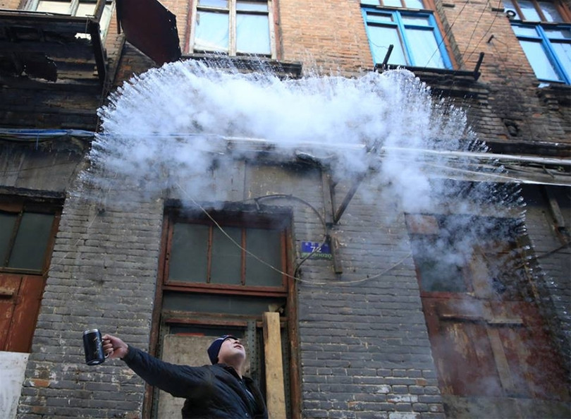 Nước sôi vừa hắt ra đã hóa băng trong cái rét kỷ lục ở Trung Quốc ảnh 2