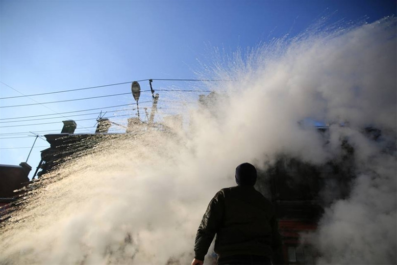 Nước sôi vừa hắt ra đã hóa băng trong cái rét kỷ lục ở Trung Quốc ảnh 3