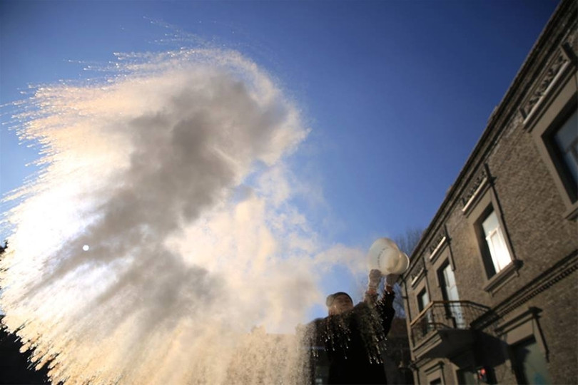 Nước sôi vừa hắt ra đã hóa băng trong cái rét kỷ lục ở Trung Quốc ảnh 1