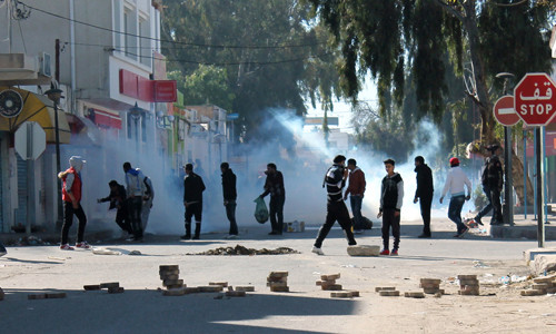 Người biểu tình Tunisia đụng độ với cảnh sát. Ảnh:Al Jazeera