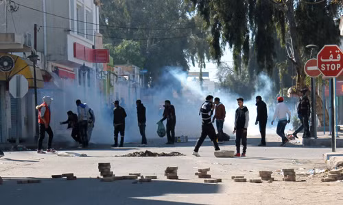 Người biểu tình Tunisia đụng độ với cảnh sát. Ảnh:Al Jazeera Người biểu tình Tunisia đụng độ với cảnh sát. Ảnh:Al Jazeera