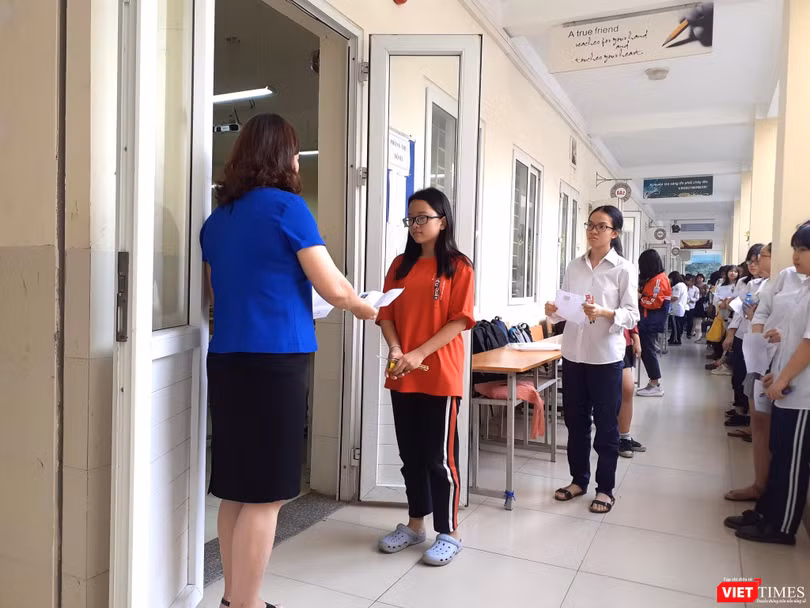 Thí sinh làm thủ tục dự thi THPT quốc gia 2019. Ảnh: Minh Thúy