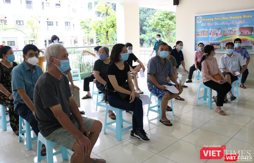 Người cao tuổi ngồi trật tự chờ đến lượt xét nghiệm nhanh COVID-19 (Ảnh - Minh Thuý)