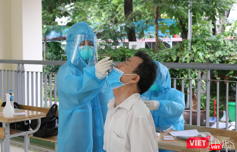 Nhân viên y tế lấy mẫu xét nghiệm cho người dân (Ảnh - Minh Thuý)