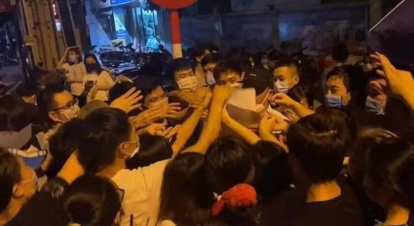 Tình trạng chen lấn, tập trung đông người tại Trường Tiểu học Trung Văn để tiêm vaccine ngày 11/9 (Ảnh - Hoà An)