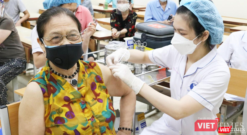 Người cao tuổi được tiêm vaccine COVID-19 tại Hà Nội (Ảnh - Minh Thuý)