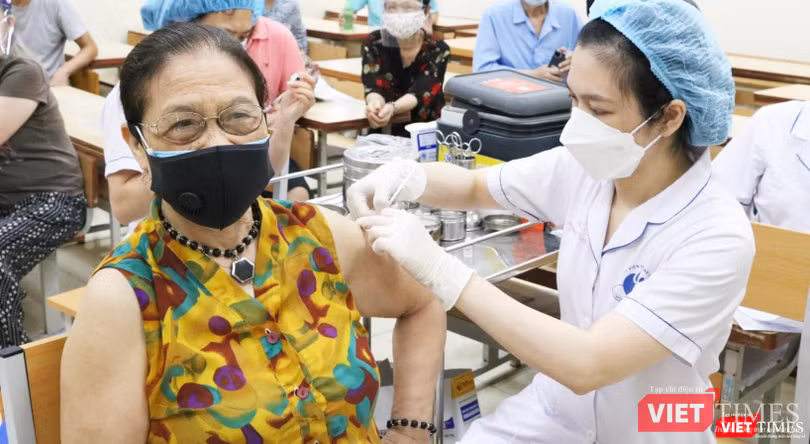 Người cao tuổi được tiêm vaccine COVID-19 tại Hà Nội (Ảnh - Minh Thuý)
