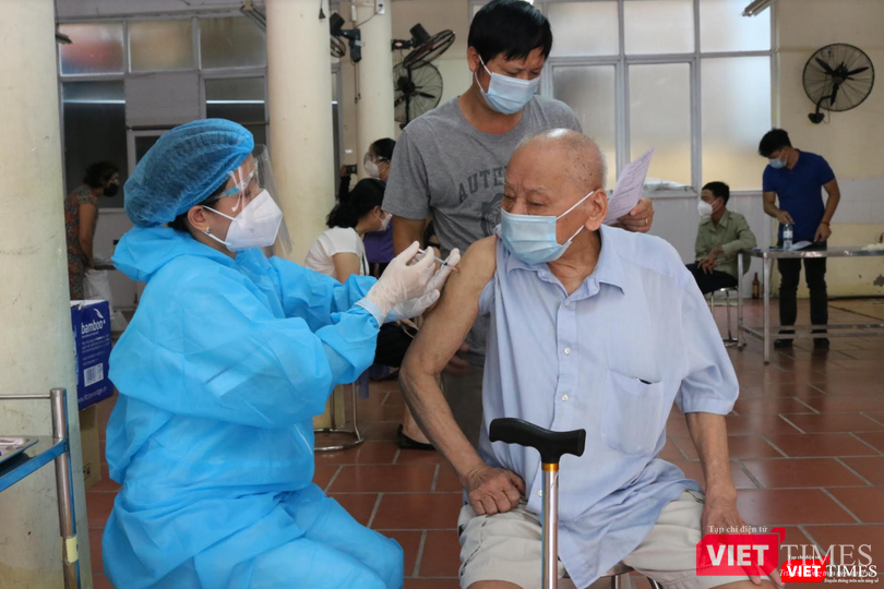 Nhân viên y tế tiêm vaccine cho người cao tuổi ở phường Ngọc Hà (Ảnh - Minh Thuý)