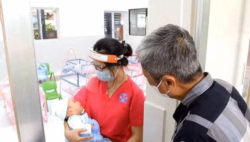 Thứ trưởng Nguyễn Trường Sơn cùng Đoàn công tác của Bộ Y tế đến thăm các bé tại Trung tâm H.O.P.E (Ảnh - BYT)