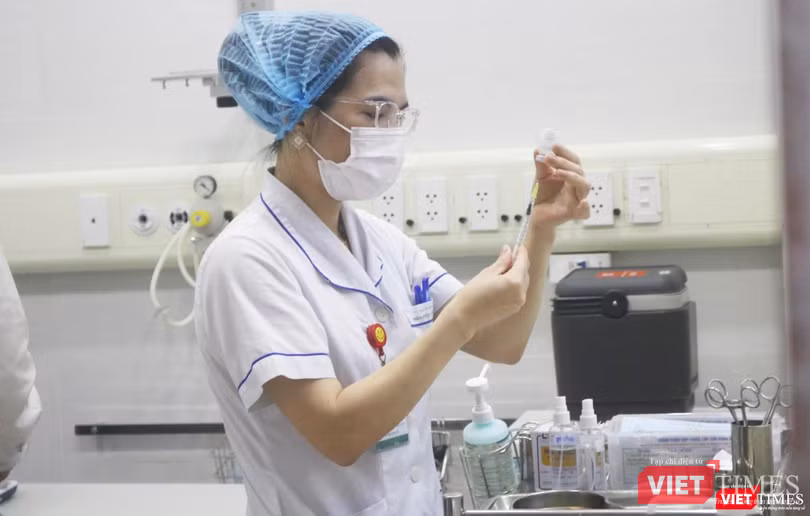 Nhân viên y tế chuẩn bị tiêm vaccine (Ảnh - Minh Thuý)