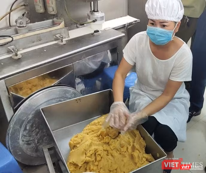 Nhân viên làm nhân bánh tại 1 cơ sở sản xuất bánh trung thu (Ảnh - Minh Thuý)