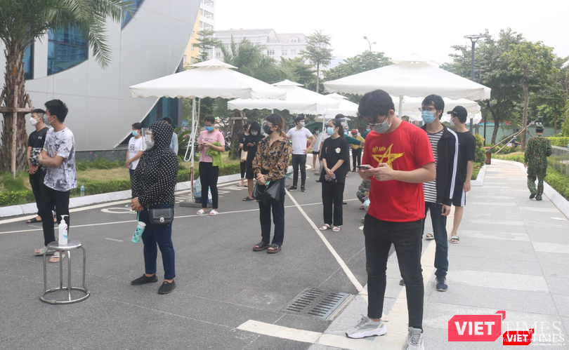 Xếp hàng dài là hình ảnh quen thuộc tại nhiều điểm tiêm vaccine (Ảnh - Minh Thuý)
