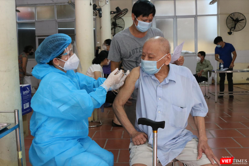 Người cao tuổi được tiêm vaccine COVID-19 (Ảnh - Minh Thuý) 