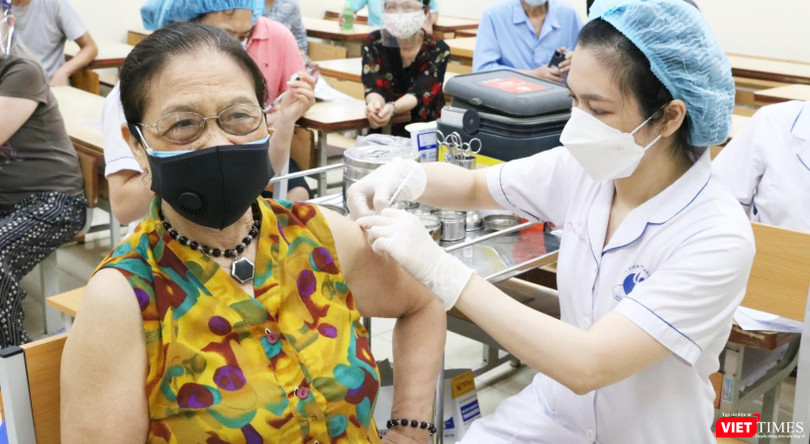 Người cao tuổi được tiêm vaccine COVIVD-19 (Ảnh - Minh Thuý) 