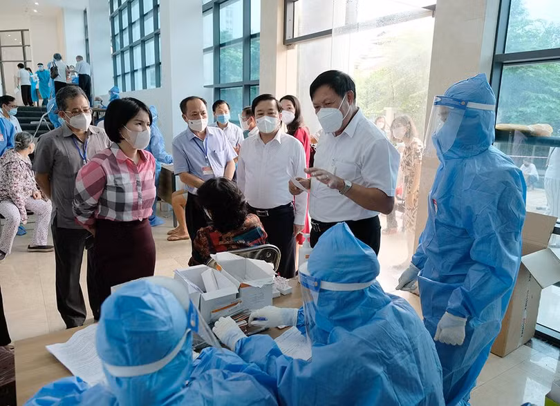 Thứ trưởng Bộ Y tế Đỗ Xuân Tuyên bày tỏ ý kiến về công tác tiêm vaccine, phòng dịch của TP. Hà Nội (Ảnh - Trần Minh)