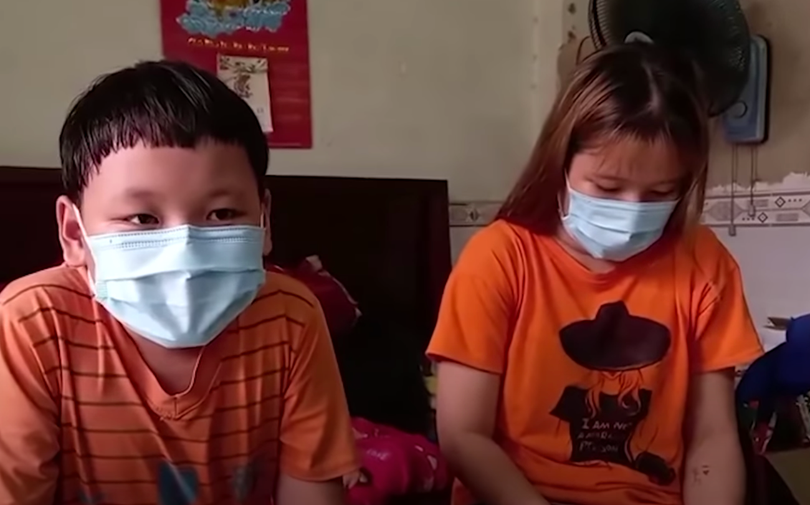 Em Trần Khoa Đăng Trường (10 tuổi) (bên trái) và Trần Thị Ngọc Tuyền (18 tuổi) (bên phải) mồ côi cha mẹ vì COVID-19 (Ảnh - PL)