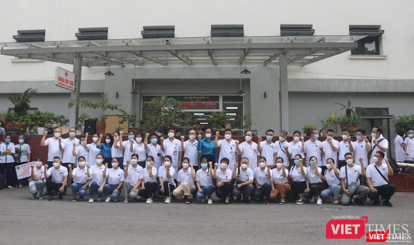 Các bác sĩ thể hiện quyết tâm lên đường chống dịch (Ảnh - Minh Thuý)