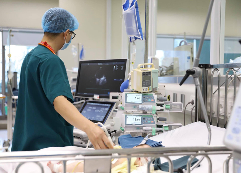 Bác sĩ khám cho trẻ (Ảnh - BVCC)