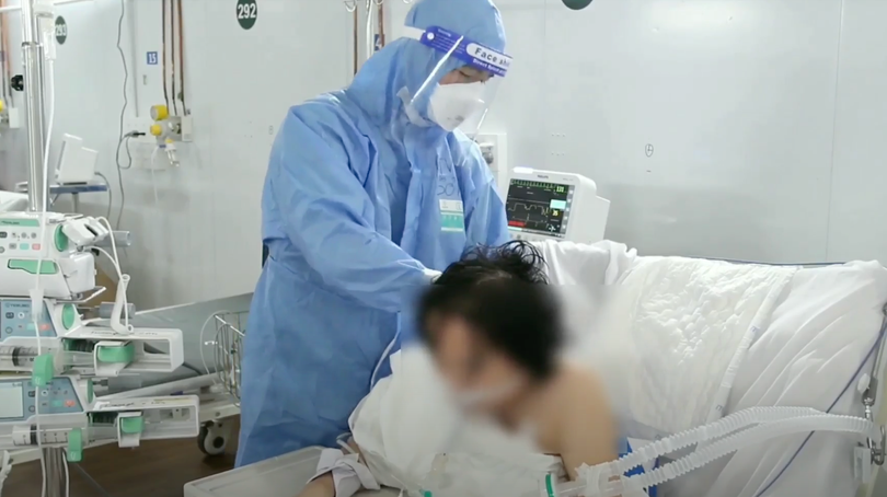 Bác sĩ chăm sóc cho bệnh nhân COVID-19 (Ảnh - BYT) Bác sĩ chăm sóc cho bệnh nhân COVID-19 (Ảnh - BYT)