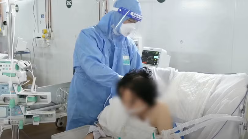 Bác sĩ chăm sóc cho bệnh nhân COVID-19 (Ảnh - BYT)