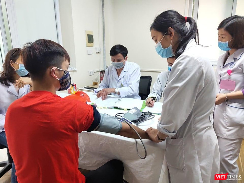 Bác sĩ khám cho tình nguyện viên tham gia thử nghiệm vaccine Nanocovax (Ảnh - Minh Thuý) 