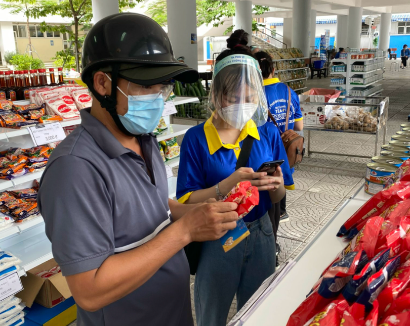 Người dân mua thực phẩm thiết yếu (Ảnh - Ngọc Thắng) 