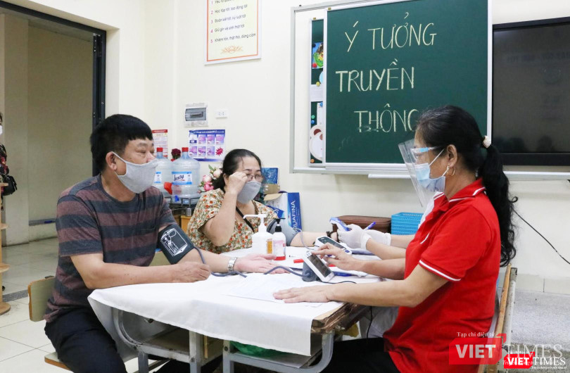 Người dân được khám sàng lọc kỹ trước khi tiêm vaccine (Ảnh - Minh Thuý)