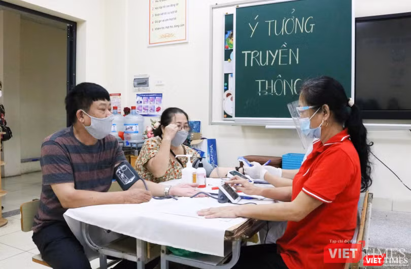 Người dân được khám sàng lọc kỹ trước khi tiêm vaccine (Ảnh - Minh Thuý)
