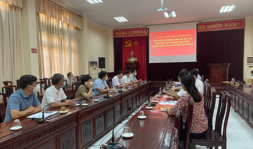Bộ Y tế làm việc với các chuyên gia nghiên cứu thử nghiệm lâm sàng vaccine ARCT- 154 phòng COVID-19 tại huyện Yên Phong (Ảnh - BYT) Bộ Y tế làm việc với các chuyên gia nghiên cứu thử nghiệm lâm sàng vaccine ARCT- 154 phòng COVID-19 tại huyện Yên Phong (Ảnh - BYT)