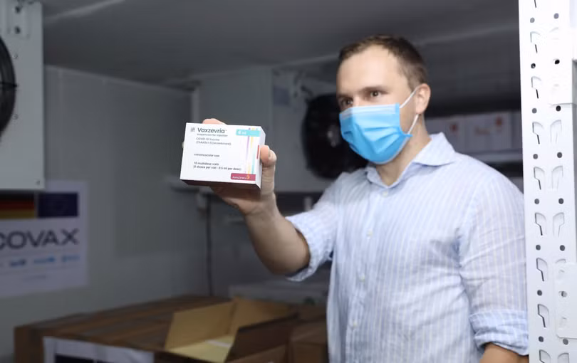 Hơn 800.000 liều vaccine COVID-19 AstraZeneca do Đức hỗ trợ về đến Hà Nội (Ảnh - WHO)