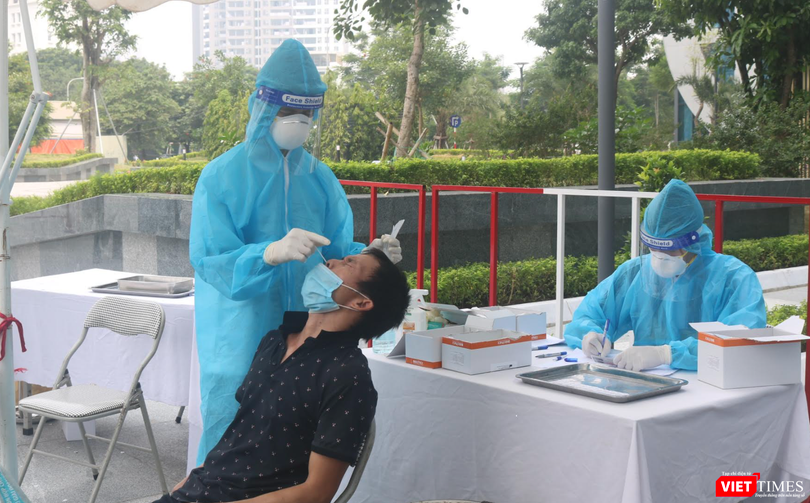 Người dân được lấy mẫu xét nghiệm COVID-19 (Ảnh - Minh Thuý) 
