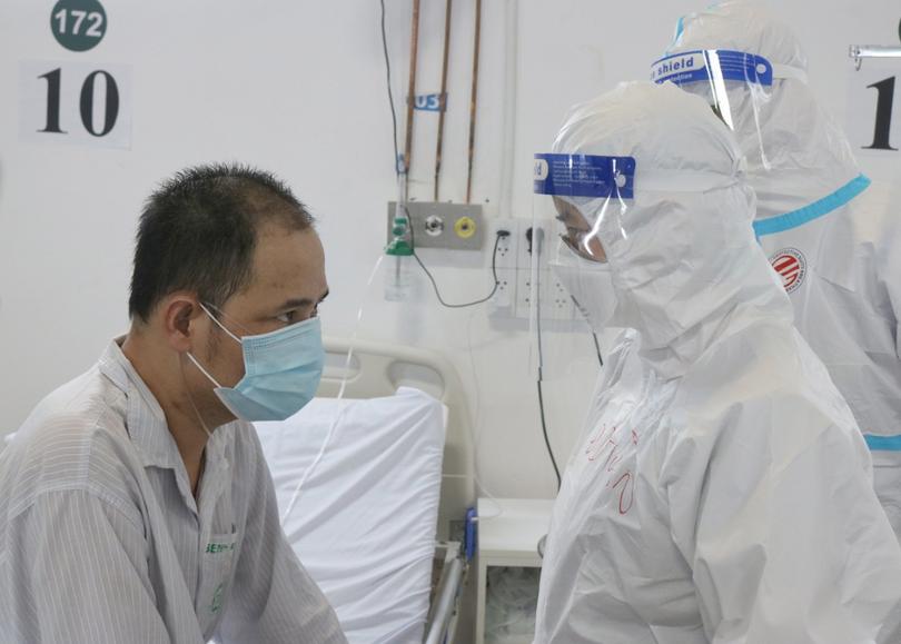 Các bác sĩ động viên bệnh nhân giữ tinh thần lạc quan để khỏi bệnh (Ảnh - Thành Dương)