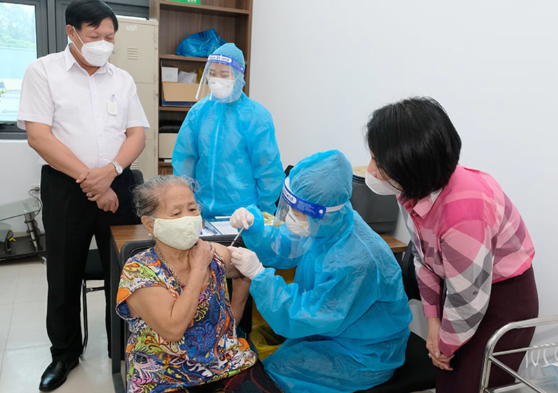 Thứ trưởng Bộ Y tế Đỗ Xuân Tuyên kiểm tra việc tiêm vaccie COVID-19 cho người dân (Ảnh - Trần Minh)