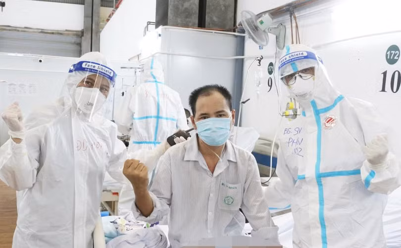 Bệnh nhân B. đã hồi phục thần kỳ sau hơn 1 tháng chiến đấu, giành giật sự sống từ tay tử thần (Ảnh - Thành Dương) 