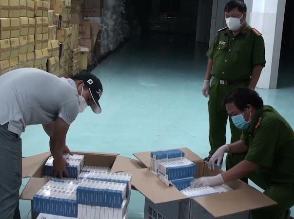 Bộ Công an thu giữ thuốc Liên Hoa Thanh Ôn quảng cáo điều trị COVID-19 ở TP. HCM (Ảnh - Sỹ Hưng/NLĐ) Bộ Công an thu giữ thuốc Liên Hoa Thanh Ôn quảng cáo điều trị COVID-19 ở TP. HCM (Ảnh - Sỹ Hưng/NLĐ)