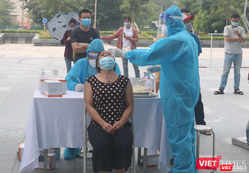 Người dân được lấy mẫu xét nghiệm COVID-19 (Ảnh - Minh Thuý) Người dân được lấy mẫu xét nghiệm COVID-19 (Ảnh - Minh Thuý)