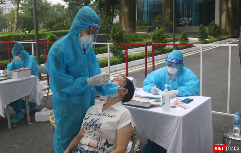 Người dân được lấy mẫu xét nghiệm COVID-19 (Ảnh - Minh Thuý) 