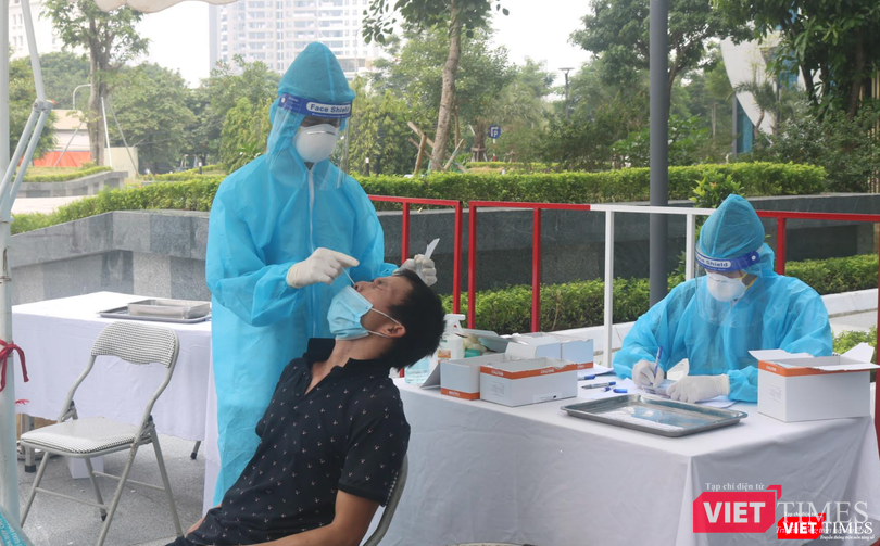 Người dân được lấy mẫu xét nghiệm COVIDD-19 (Ảnh - Minh Thuý) Người dân được lấy mẫu xét nghiệm COVIDD-19 (Ảnh - Minh Thuý)