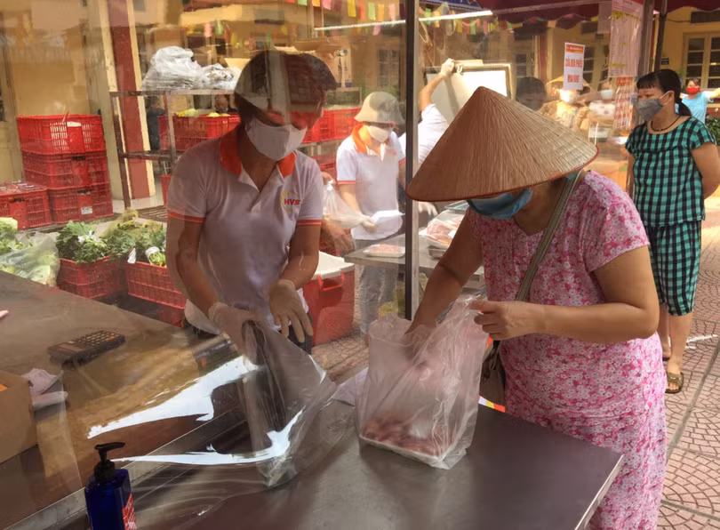 Người dân tuân thủ quy định phòng, chống dịch COVID-19 khi đi chợ (Ảnh - Thanh Thanh)