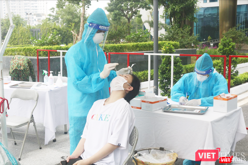 Nhân viên y tế lấy mẫu xét nghiệm COVID-19 (Ảnh - Minh Thuý)