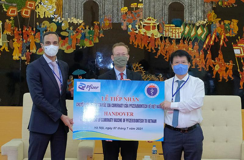 Thứ trưởng Bộ Y tế Trương Quốc Cường tiếp nhận lô vaccine phòng COVID-19 của Pfizer/BioNtech (Ảnh - Trần Minh) Thứ trưởng Bộ Y tế Trương Quốc Cường tiếp nhận lô vaccine phòng COVID-19 của Pfizer/BioNtech (Ảnh - Trần Minh)