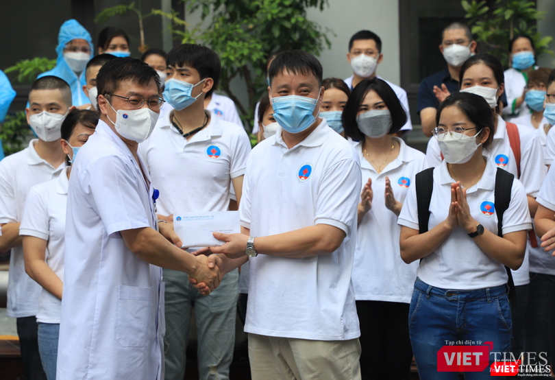 Giám đốc Bệnh viện Hữu Nghị tặng quà động viên cho đoàn 35 bác sĩ, điều dưỡng (Ảnh - Minh Thuý) Giám đốc Bệnh viện Hữu Nghị tặng quà động viên cho đoàn 35 bác sĩ, điều dưỡng (Ảnh - Minh Thuý)