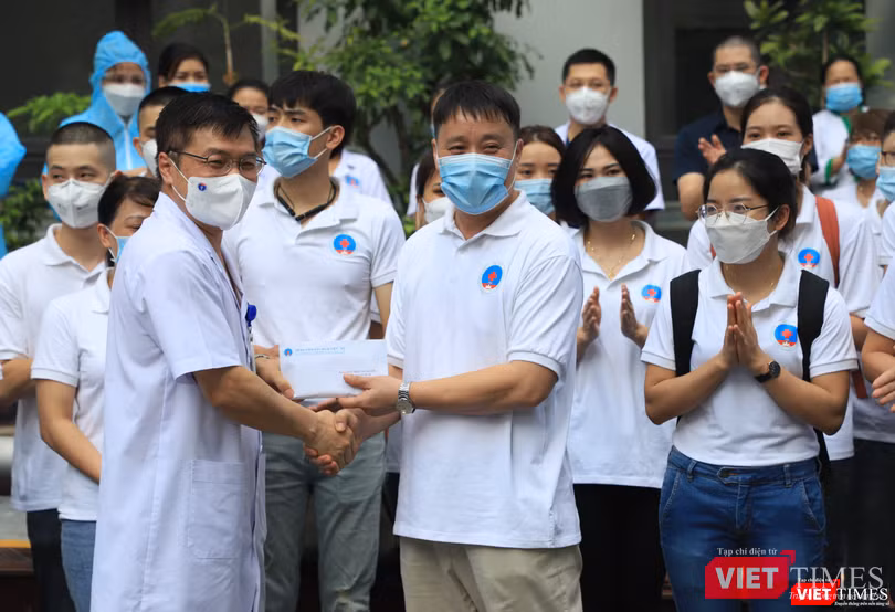 Giám đốc Bệnh viện Hữu Nghị tặng quà động viên cho đoàn 35 bác sĩ, điều dưỡng (Ảnh - Minh Thuý)
