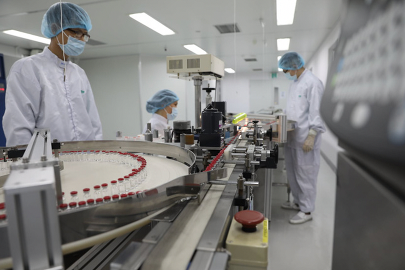 Băng chuyền vaccine có người điều khiển và theo dõi