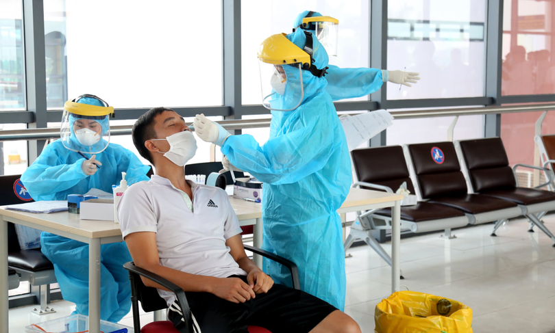 Nhân viên y tế lấy mẫu xét nghiệm cho người dân (Ảnh - SYTHN) 