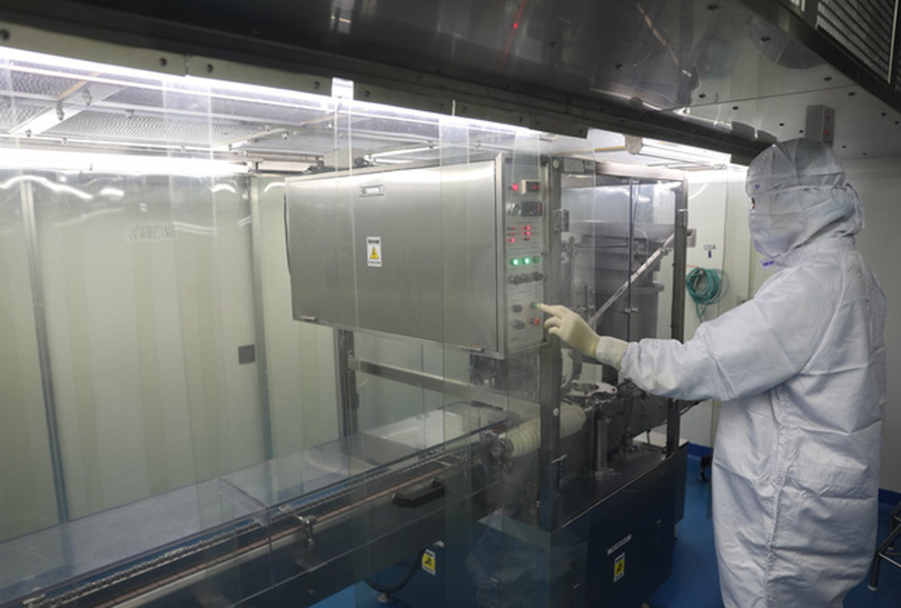 Vaccine sẽ được dập nắp lọ luôn để đảm bảo an toàn